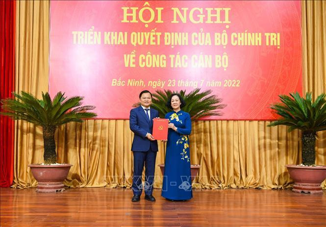 Trưởng Ban Tổ chức Trung ương Trương Thị Mai thay mặt Bộ Chính trị, trao quyết định cho ông Nguyễn Anh Tuấn