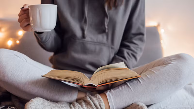 Ở nhà "chill" làm điều mình thích là lựa chọn an toàn, thoải mái với nhiều người trẻ độc thân (Ảnh: Minh họa)