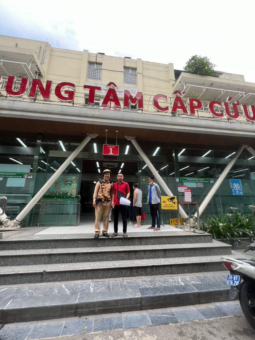 Đại úy Đặng Việt Cường và anh Đạt tại Bệnh viện Bạch Mai