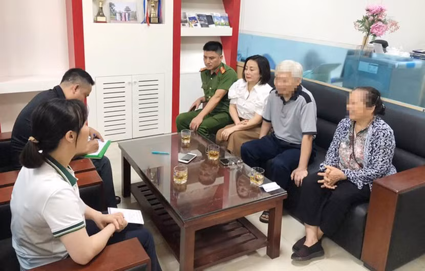 Vợ chồng ông bà T cùng cán bộ CAP Đức Giang tại phòng giao dịch Ngân hàng BIDV