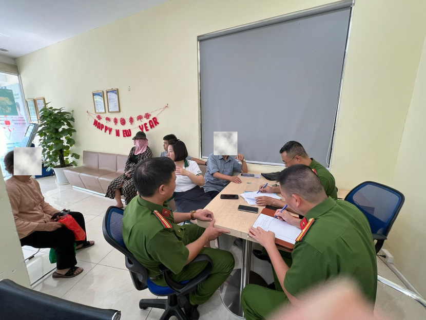 Công an phường Đức Giang cùng Ngân hàng BIDV làm việc, giải thích về thủ đoạn của tội phạm cho ông K Công an phường Đức Giang cùng Ngân hàng BIDV làm việc, giải thích về thủ đoạn của tội phạm cho ông K