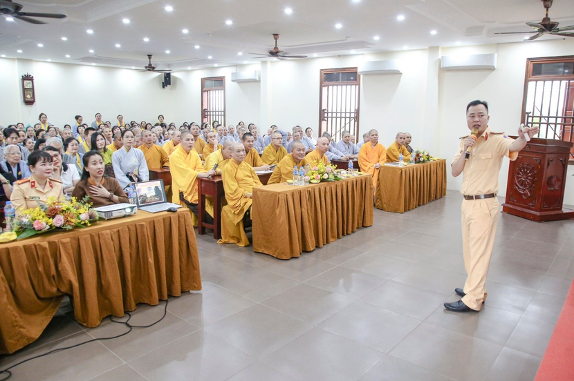 Phòng CSGT Hà Nội tuyên truyền tại chùa Vạn Phúc - Sóc Sơn, Hà Nội