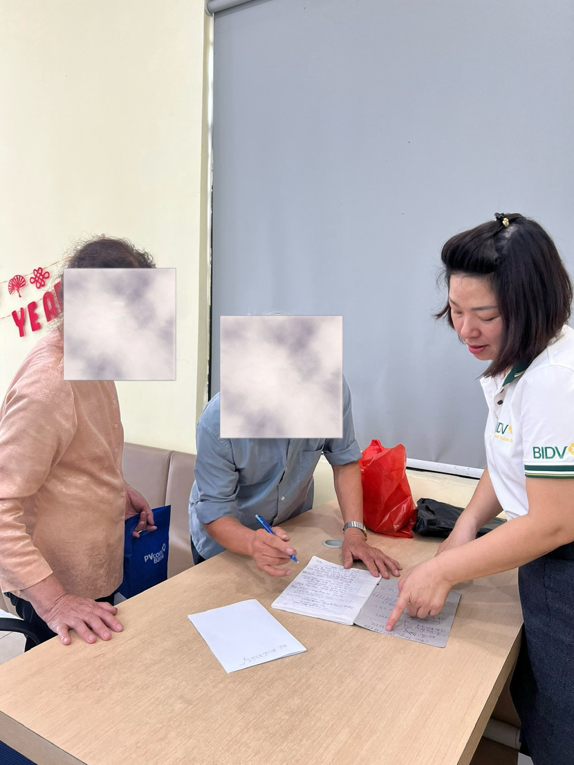 Cán bộ Ngân hàng BIDV giải thích cho ông K về nguy cơ có thể bị lừa đảo Cán bộ Ngân hàng BIDV giải thích cho ông K về nguy cơ có thể bị lừa đảo