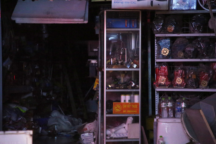 Hàng hoá chất kín "không đường thở" từ tầng 1 lên tầng 4 của ngôi nhà Hàng hoá chất kín "không đường thở" từ tầng 1 lên tầng 4 của ngôi nhà