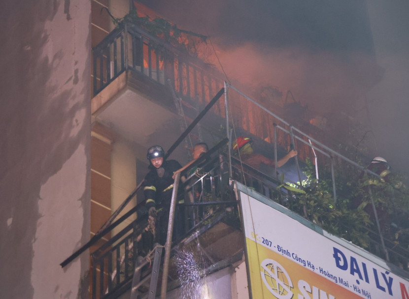 Lực lượng cứu hoả tiếp cận leo thang bên ngoài ngôi nhà nhưng chỉ lên được đến tầng 4 Lực lượng cứu hoả tiếp cận leo thang bên ngoài ngôi nhà nhưng chỉ lên được đến tầng 4