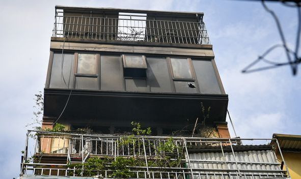 Khu vực tầng 5, 6 của ngôi nhà 207 - Định Công Hạ bịt kín bởi cửa kính khiến khói không thoát ra ngoài Khu vực tầng 5, 6 của ngôi nhà 207 - Định Công Hạ bịt kín bởi cửa kính khiến khói không thoát ra ngoài