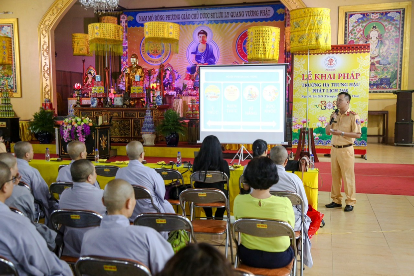 CSGT hướng dẫn các quy định về an toàn giao thông tại chùa Trung Hậu