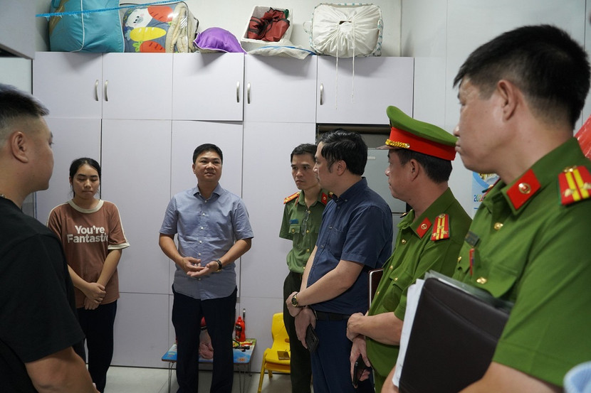 Đoàn công tác của CATP Hà Nội do Đại tá Dương Đức Hải, Phó Giám đốc CATP làm Trưởng đoàn, kiểm tra cơ sở cho thuê trọ số 10, ngõ 94 Hồ Tùng Mậu, phường Mai Dịch Đoàn công tác của CATP Hà Nội do Đại tá Dương Đức Hải, Phó Giám đốc CATP làm Trưởng đoàn, kiểm tra cơ sở cho thuê trọ số 10, ngõ 94 Hồ Tùng Mậu, phường Mai Dịch