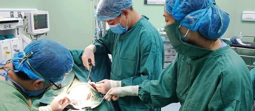 Các bác sỹ đang phẫu thuật cho bệnh nhân