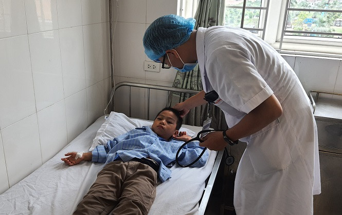 Trong số 16 em học sinh bị ong đốt, có 2 em bị nặng phải theo dõi