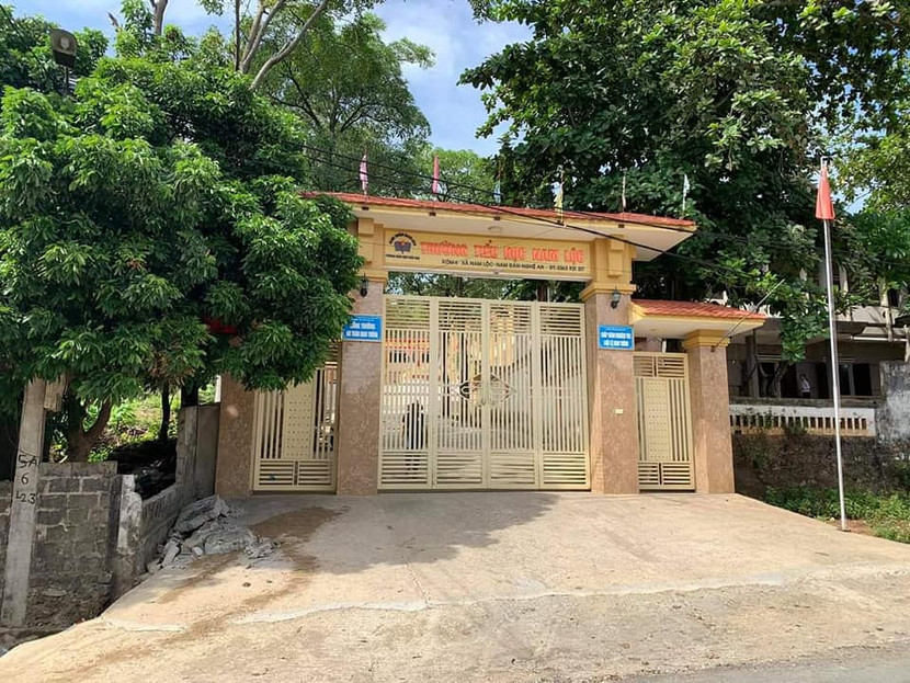 Cồng trường tiểu học, em L theo học, gần nơi xảy ra sự cố