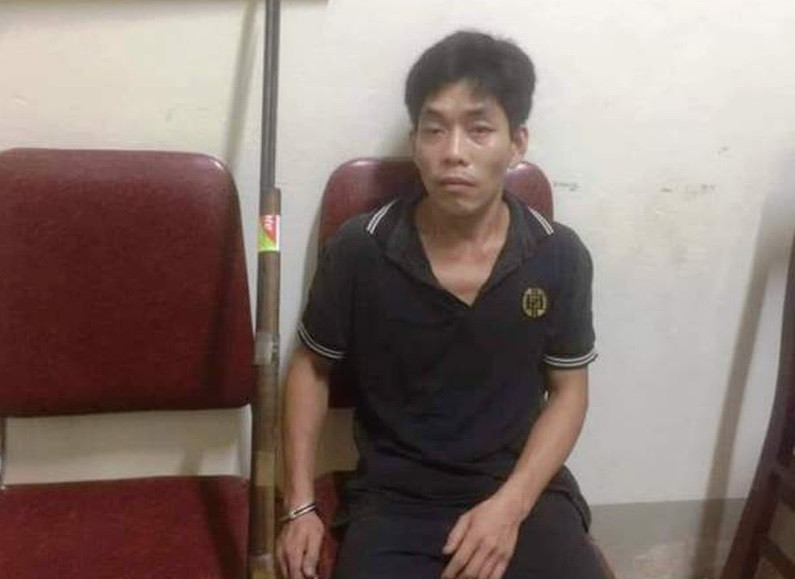 Vi Văn Tuấn cùng khẩu súng