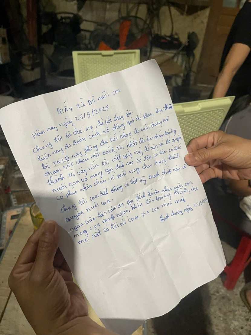Tờ giấy với nội dung từ bỏ nuôi con được để lại cùng cháu bé trong chiếc làn Tờ giấy với nội dung từ bỏ nuôi con được để lại cùng cháu bé trong chiếc làn