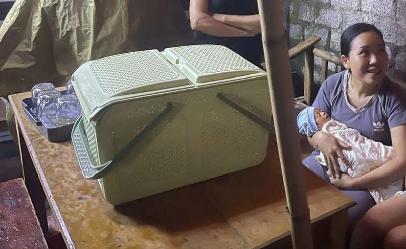 Cháu bé đang được tạm thời giao cho gia đình anh L. chăm sóc Cháu bé đang được tạm thời giao cho gia đình anh L. chăm sóc