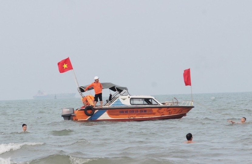 Lực lượng cứu hộ tìm kiếm hai nạn nhân