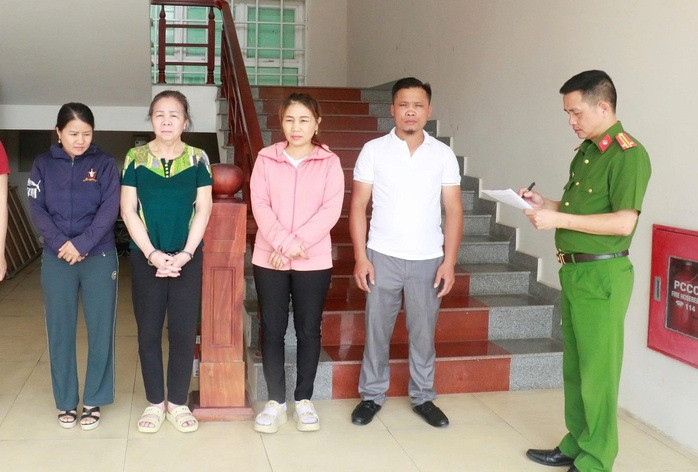 Sáng, Dung, Phương và Thái tại cơ quan công an