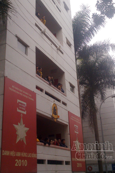  Hà Nội: Cháy lớn tại giảng đường cao tầng, ĐH Ngoại thương ảnh 6