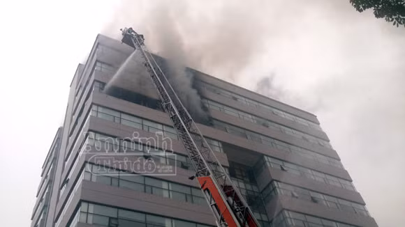  Hà Nội: Cháy lớn tại giảng đường cao tầng, ĐH Ngoại thương ảnh 2