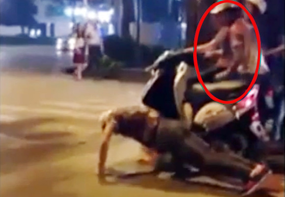 Vừa chờ đèn đỏ vừa..."hít đất", nam thanh niên bị cướp xe máy? ảnh 1