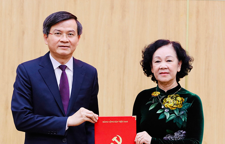 Thường trực Ban Bí thư, Trưởng ban Tổ chức Trung ương Trương Thị Mai trao quyết định cho ông Đoàn Minh Huấn tại Ninh Bình sáng 31/3
