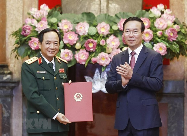 Chủ tịch nước Võ Văn Thưởng trao Quyết định thăng quân hàm Thượng tướng với đồng chí Trịnh Văn Quyết - Ủy viên Trung ương Đảng, Ủy viên Quân ủy Trung ương, Phó Chủ nhiệm Tổng cục Chính trị Quân đội Nhân dân Việt Nam