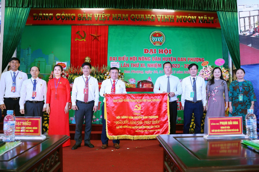 Các đồng chí lãnh đạo huyện Đan Phượng tặng bức trướng cho Đại hội