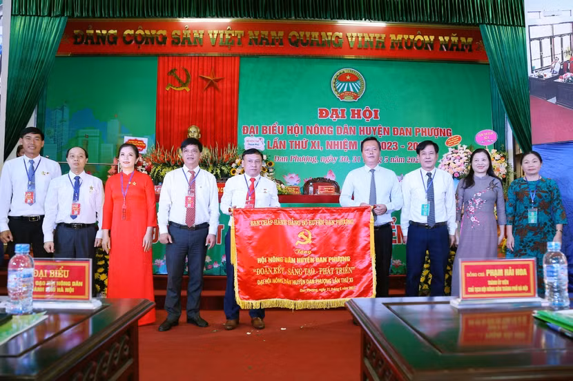 Các đồng chí lãnh đạo huyện Đan Phượng tặng bức trướng cho Đại hội Các đồng chí lãnh đạo huyện Đan Phượng tặng bức trướng cho Đại hội