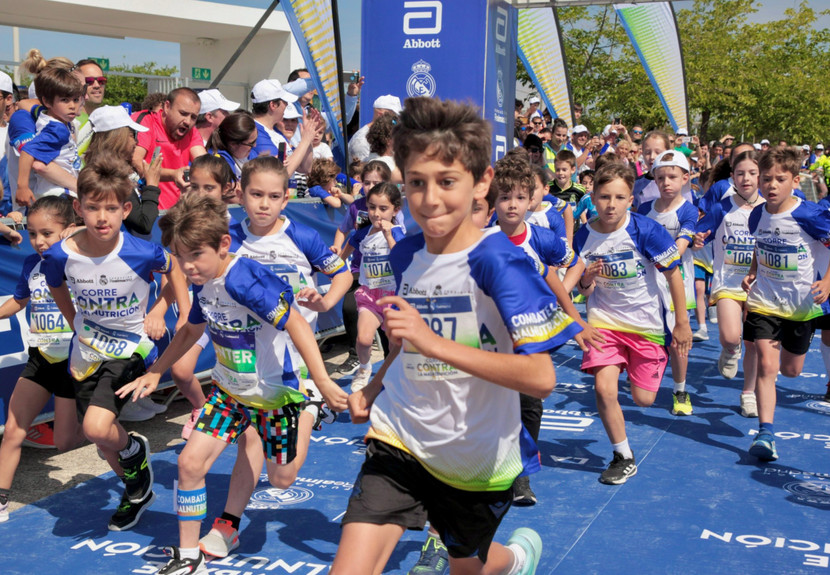 Người lớn và trẻ em cùng tham gia giải “Chạy để đẩy lùi suy dinh dưỡng” tại Madrid, Tây Ban Nha