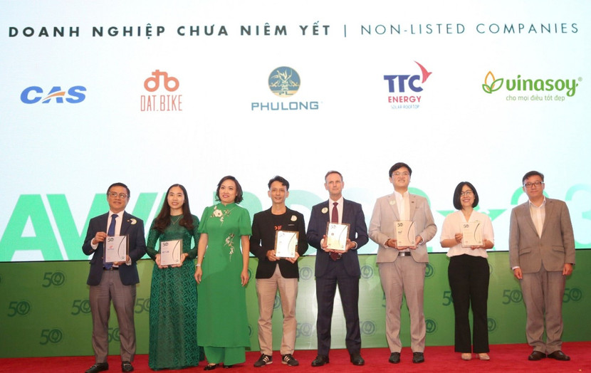 Đại diện Vinasoy (thứ hai từ phải sang) nhận Giải "Top 50 doanh nghiệp phát triển bền vững tiêu biểu 2023"