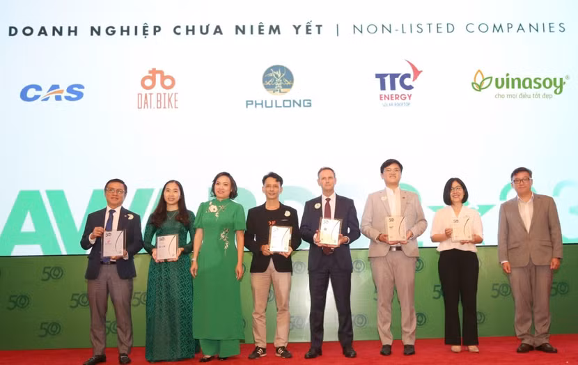 Đại diện Vinasoy (thứ hai từ phải sang) nhận Giải "Top 50 doanh nghiệp phát triển bền vững tiêu biểu 2023"