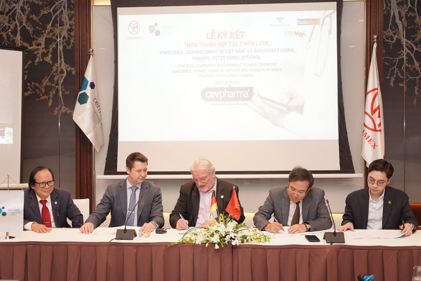 Các bên tại lễ ký kết