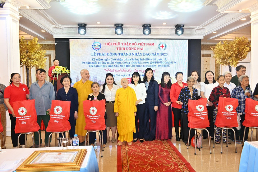 Bà Nguyễn Thu Thủy- Phó Giám đốc Vedan Việt Nam(thứ 6 trái qua) đồng hành Hội CTĐ tỉnh Đồng Nai tặng quà cho bà con có hoàn cảnh khó khăn