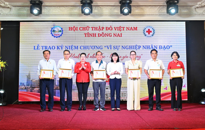 Ông Ni Chih Hao – Tổng Giám đốc Vedan Việt Nam (thứ 2 trái qua) vinh dự nhận kỷ niệm chương “Vì sự nghiệp nhân đạo” do BCH Trung ương Hội CTĐ Việt Nam trao tặng