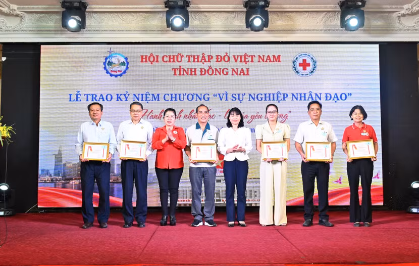Ông Ni Chih Hao – Tổng Giám đốc Vedan Việt Nam (thứ 2 trái qua) vinh dự nhận kỷ niệm chương “Vì sự nghiệp nhân đạo” do BCH Trung ương Hội CTĐ Việt Nam trao tặng