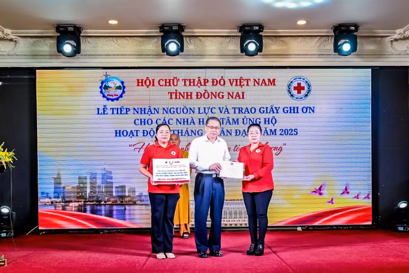 Hội chữ thập đỏ tỉnh Đồng Nai trao bảng tri ân cho đại diện Vedan Việt Nam hỗ trợ Tháng Nhân đạo 2025