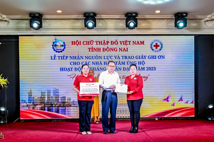 Hội chữ thập đỏ tỉnh Đồng Nai trao bảng tri ân cho đại diện Vedan Việt Nam hỗ trợ Tháng Nhân đạo 2025