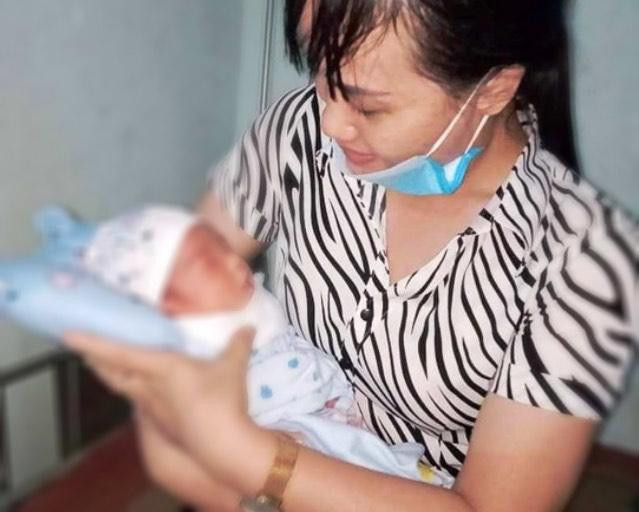 Cháu bé hiện đang được chăm sóc ở trạm Y tế xã