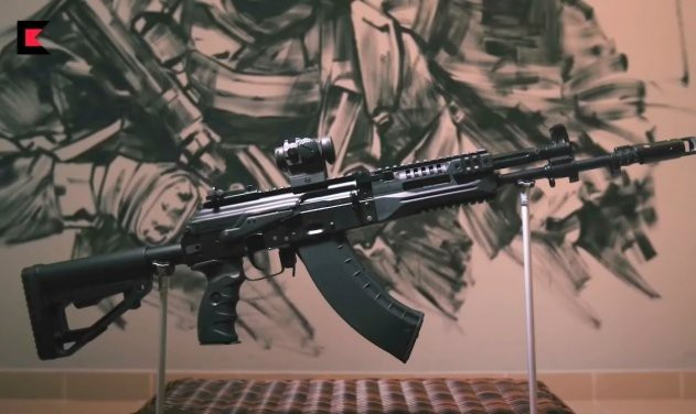 Có thể dễ dàng nhận thấy thanh ray picatinny đã được trang bị dọc thân súng để có thể dễ dàng gắn các phụ kiện cần thiết.