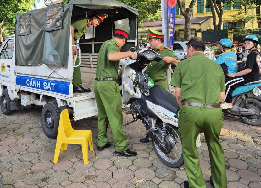 Công an phường Ba Đình xử lý điểm trông giữ xe trái phép tại phố Cửa Bắc