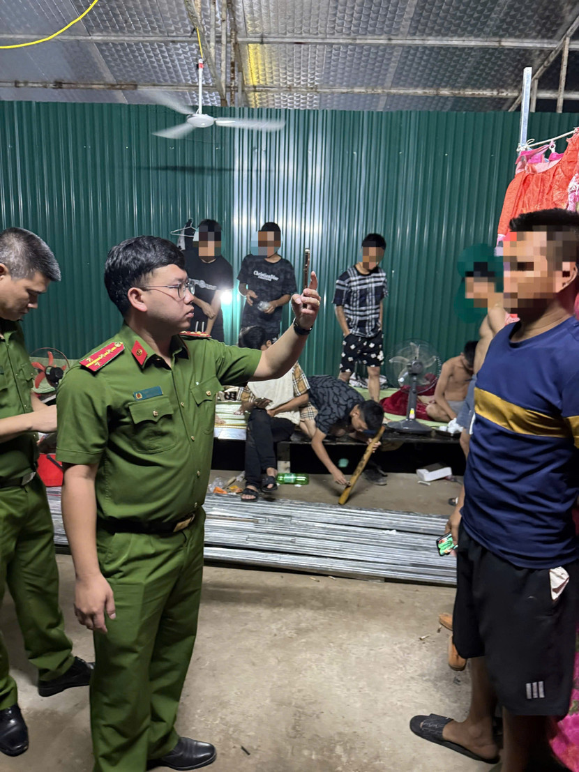 Lưu giữ hình ảnh người tạm cư tại các lán trại xây dựng... Lưu giữ hình ảnh người tạm cư tại các lán trại xây dựng...