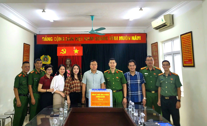 Các đồng chí lãnh đạo phường Ba Đình động viên, tặng quà cán bộ chiến sỹ Công an phường
