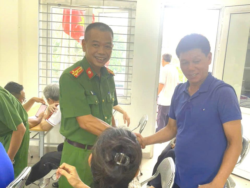 Thượng tá Nguyễn Mạnh Hà, Trưởng CAP Long Biên hướng dẫn công dân sử dụng VNeID tại nhà văn hóa trên địa bàn Thượng tá Nguyễn Mạnh Hà, Trưởng CAP Long Biên hướng dẫn công dân sử dụng VNeID tại nhà văn hóa trên địa bàn