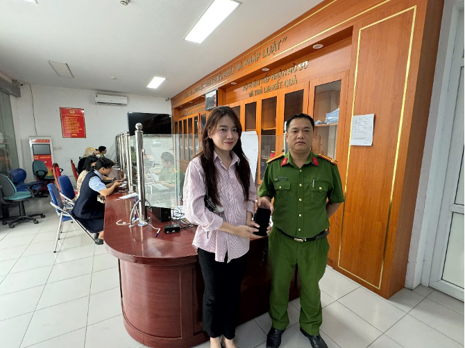 Công an phường Ngọc Hà trao trả lại tài sản cho chị Nguyễn Phương Thảo