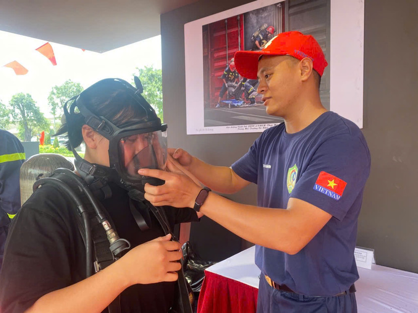 Các học sinh được trải nghiệm trực tiếp các phương tiện Các học sinh được trải nghiệm trực tiếp các phương tiện