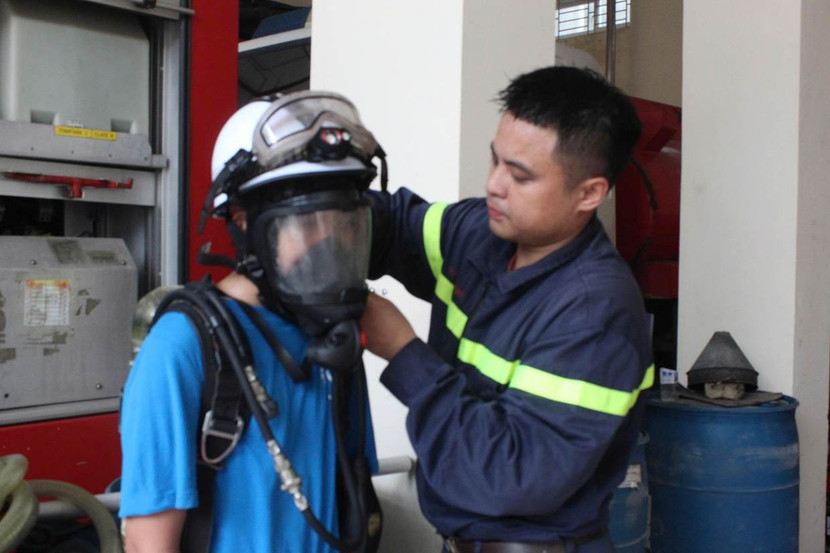Trải nghiệm sử dụng thiết bị mặt nạ phòng độc cách ly di chuyển trong môi trường khói khí độc