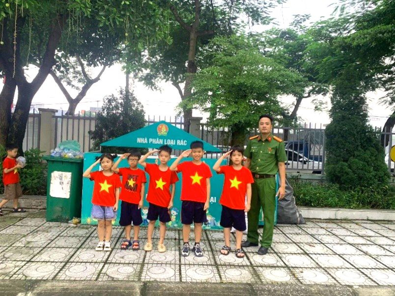 Đoàn viên Công an phường phối hợp với Đoàn Thanh niên phường thực hiện chương trình