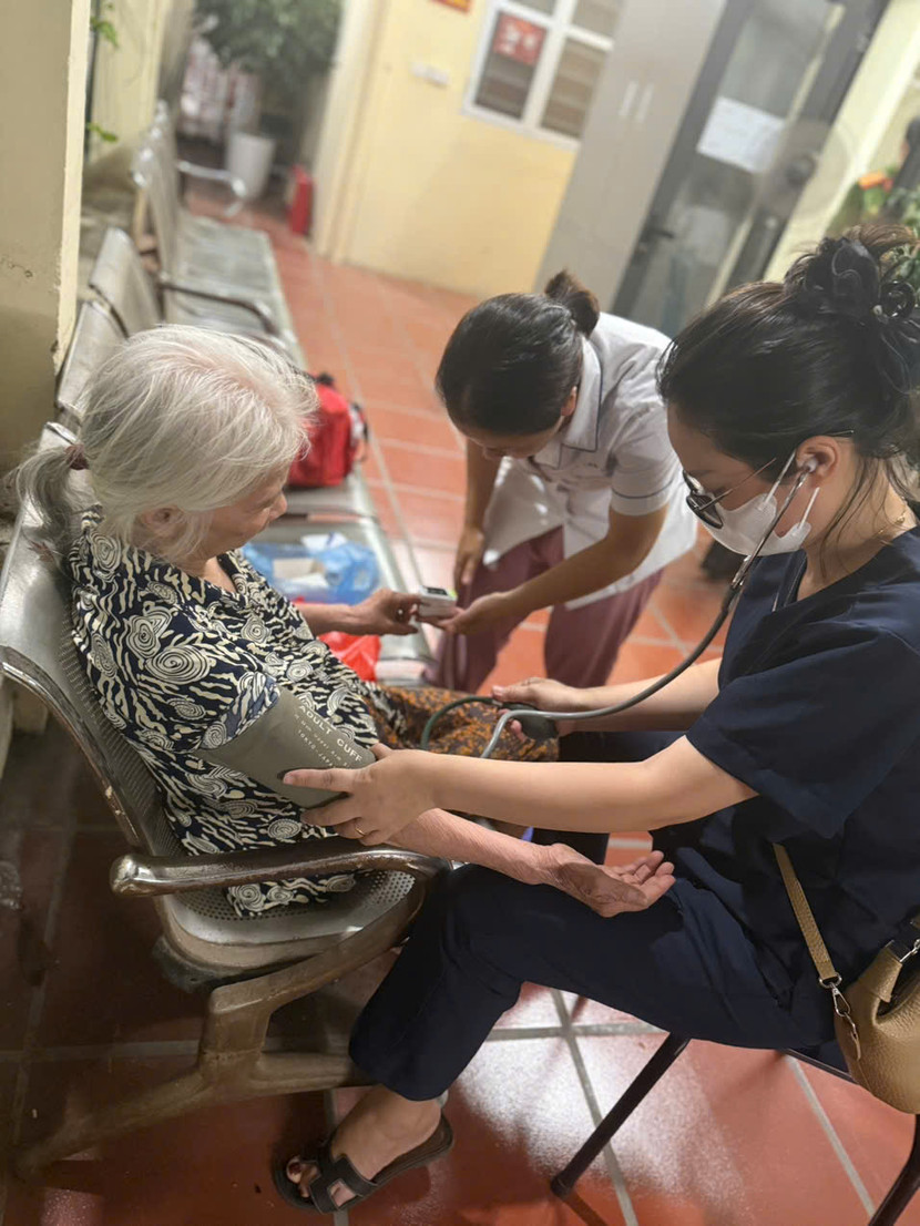 Cán bộ Y tế phường kiểm tra tình hình sức khỏe cụ bà