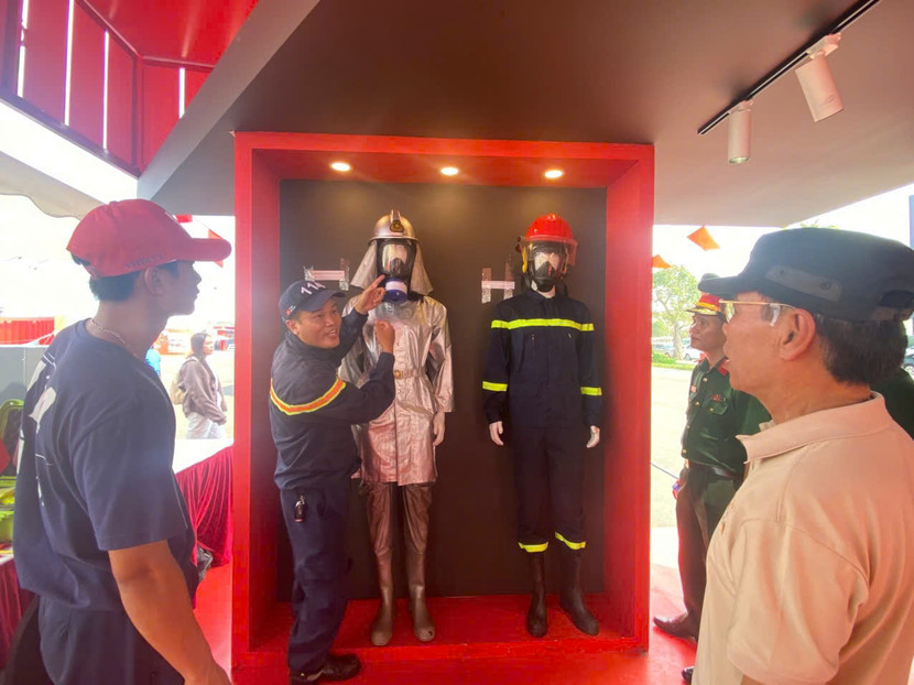 Các trang phục lính chữa cháy được trưng bày tại triển lãm Các trang phục lính chữa cháy được trưng bày tại triển lãm