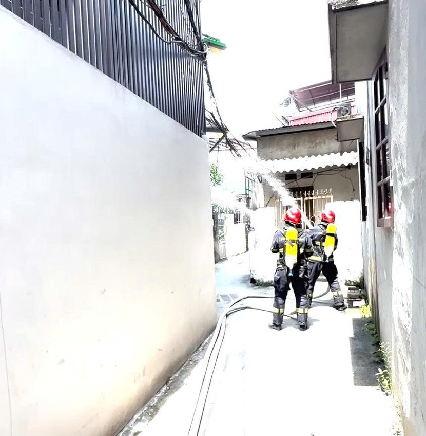 Xe kéo vòi chữa cháy được sử dụng trong một buổi diễn tập giả định Xe kéo vòi chữa cháy được sử dụng trong một buổi diễn tập giả định