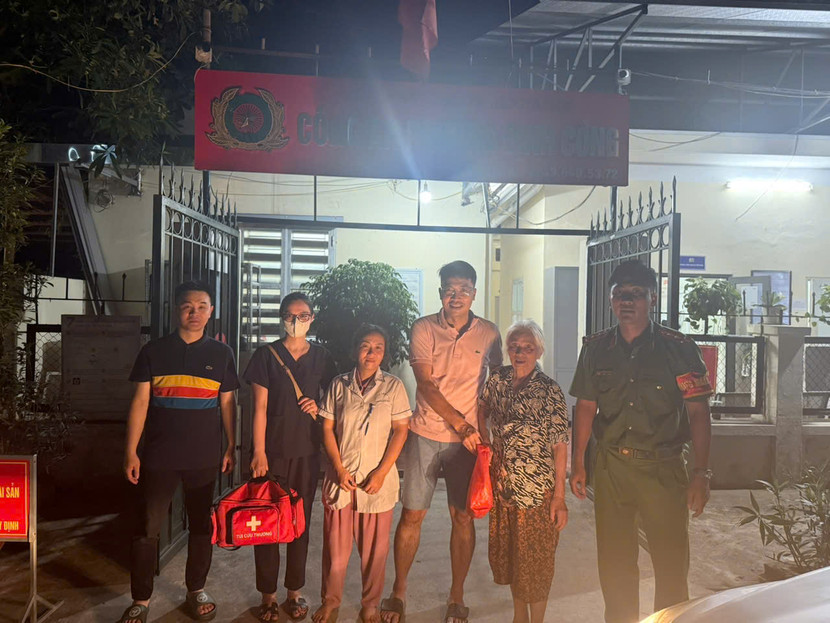 Gia đình vui mừng đến Công an phường đón cụ về nhà an toàn